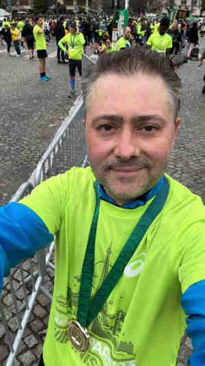 Alexander Sawitzki glcklich nach seinem Paris-Marathon